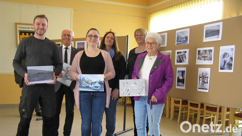 Als Sieger aus den elf Teilnehmern am Wettbewerb um die schönsten Winterfotos aus der Gemeinde Neusorg und Umgebung gingen (vorne, von links) Benjamin Rosner, Marion Bachmann und Gertraud Riedel hervor. Die Juroren, (hinten, von links) Bürgermeister Peter König, Jugendbeauftragte Alexandra Mark-Sischka und Familienbeauftragte Monika König, beglückwünschten die Sieger. Bild: öt