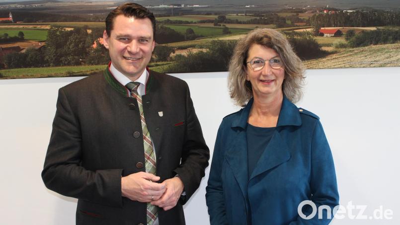 Landrat Thomas Ebeling verabschiedete in seinem Dienstzimmer Susanne Plank aus dem Kreistag, dem sie 14 Jahre angehört hatte. Bild: Hans Prechtl/exb