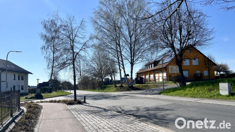 Tempo 30 am Kindergarten St. Franziskus: abgelehnt durch ein Patt von 6:6 Stimmen im Gemeinderat. Stattdessen werden Haifischzähne auf die Straße gemalt und Street Buddies aufgestellt. Bild: Eichl