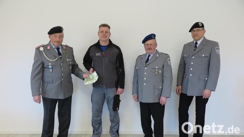 Im Beisein von Thomas Stingl und Ernst Ludwig (von rechts) übergab Erster Vorsitzender Karl Reger (links) die Spende der Krieger- und Soldatenkameradschaft Waldeck ihn Höhe von 500 Euro an Holger Pühl. Bild: jzk