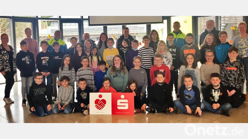 Die Viertklässler freuen sich mit ihren Lehrerinnen Sonja Gayk und Stefanie Ruoff (links) sowie Rektorin Michaela Bergmann (rechts), dass sie die Radfahrprüfung unter den gestrengen Blicken von Verkehrserzieher Harald Heselmann (hinten, Dritter von links) und Markus Neumeyer (hinten, Dritter von rechts) geschafft haben. Bild: tat
