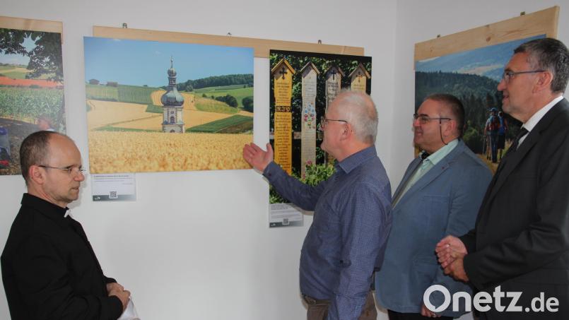 Eröffneten die Foto-Wanderausstellung „Jakobsweg und europäische Identität“: (von links) Pfarrvikar Armin Maierhofer, Museumsleiter Roland Weis, Hans Stelzl (KEB) und Bürgermeister Franz Schöner. Das Bild zeigt die Pfarrkirche von Neukirchen beim Heiligen Blut. Bild: kro