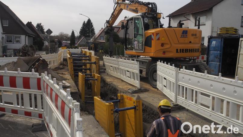 Aktuell laufen die Arbeiten an den Kanal- und Wasserleitungen in der Kleinklenauer Straße. Nach dem Ende dieser Arbeiten soll im August der erste Abschnitt zur Neugestaltung der Straße starten. Bild: ws