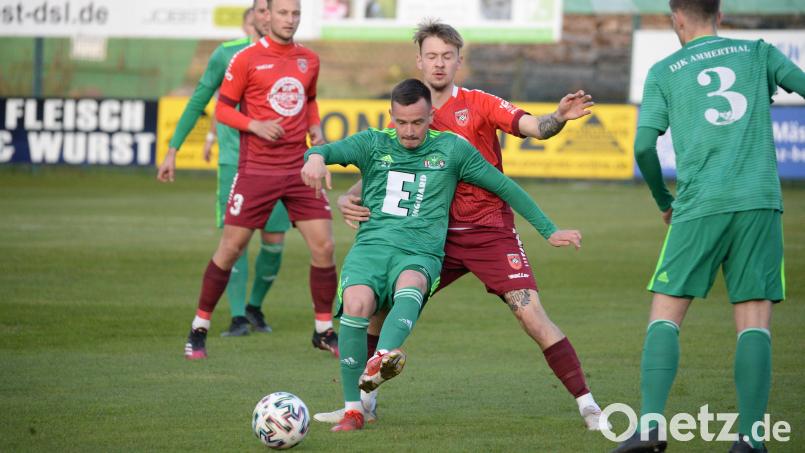 Kai Neuerer (Mitte) von der DJK Ammerthal wird hier von Jannis Hampl (hinten) gestoppt. Bild: Andreas Brückmann