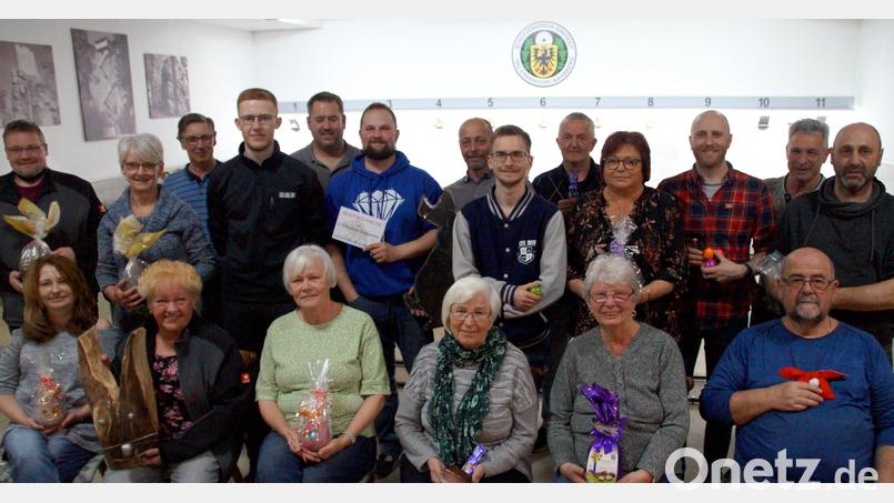 Die Gewinner des Ostereierschießen mit den Erstplatzierten Manuel Schmidt (stehend, Sechster von links), Tatjana Mathes (sitzend, Zweite von links) und Michael Gerschau (stehend, links). Bild: Schützenverein Einigkeit/exb