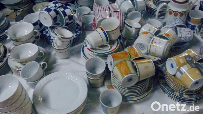 Das Sozialkaufhaus der Diakonie bietet neben gut erhaltenen Möbelstücken auch Geschirr oder andere Haushaltswaren für kleines Geld. Wegen der Flüchtlinge aus der Ukraine registriert der Werkhof derzeit eine verstärkte Nachfrage. Bild: Markus Friedrich/exb