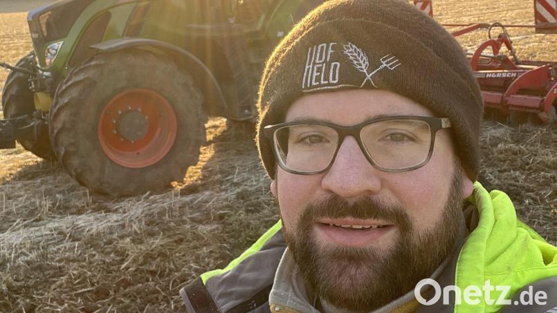 Frühmorgens auf dem Acker. Mit 40 Arbeitsstunden pro Woche kommt der Junglandwirt Leo Rösel (32) nicht aus. Bild: Rösel/exb