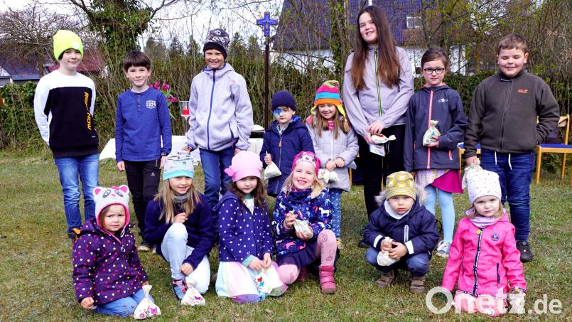 Nach dem Familiengottesdienst gingen die Kinder rund um die evangelische Christus-Kirche auf die Suche nach Osternestern. Einige von ihnen ließen sich mit den gefundenen vor dem Altar im Pfarrgarten fotografieren. Bild: bkr