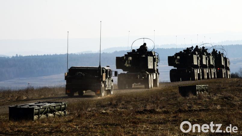 Soldaten des 3rd Battalion, 321 Field Artillery Regiment fahren zum Schießtraining mit ihrem Raketenartilleriesystem M142 HIMARS über den Truppenübungsplatz Grafenwöhr. Bild: Spc. Ryan Parr
