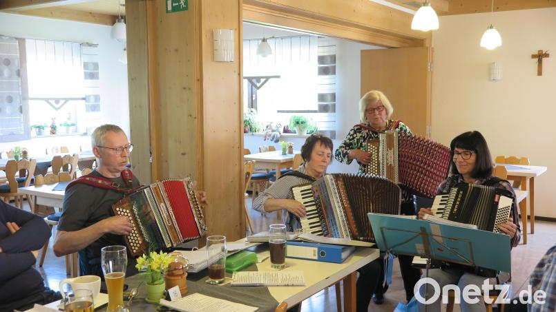 Monika Fink (stehend) hat Willi Bauer, Petra Fellner und Christine Geier (sitzend von links) zum Wirtshaussingen eingeladen. Bild: jzk