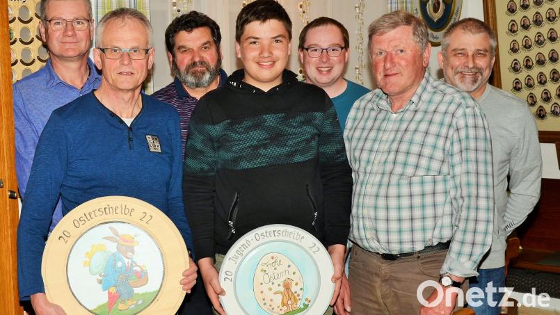 Vorne lagen beim Osterschießen des Bruderbunds (von links) Helmut Sperber, Helmut Aures, Hans Sperber, Matti Hagerer, Johannes Kolb und Günter Pilhofer, hier mit Schützenmeister Werner Grünthaler. Bild: ker
