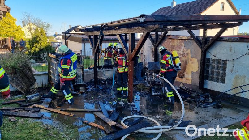 In Kümmersbruck hat am Samstag eine Stichflamme aus einem Gasgrill eine Pergola in Brand gesetzt. Bild: Hans Bernreuther