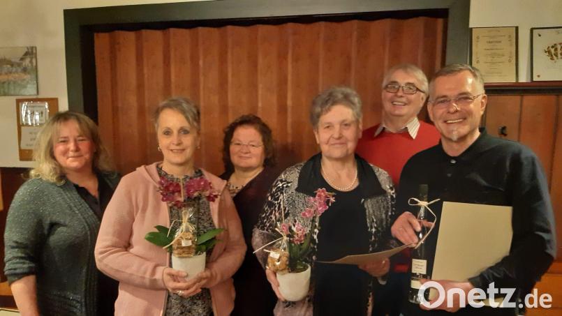 Marika Frank, Edeltraud Ruhland und Herbert Frank (vorne, von links) wurden von Vorsitzender Tanja Voit, Kreisfachberaterin Heidi Schmid und Zweitem Bürgermeister Andreas Hopfner (hinten, von links) geehrt. Bild: Klaudia Hiebenthal/exb