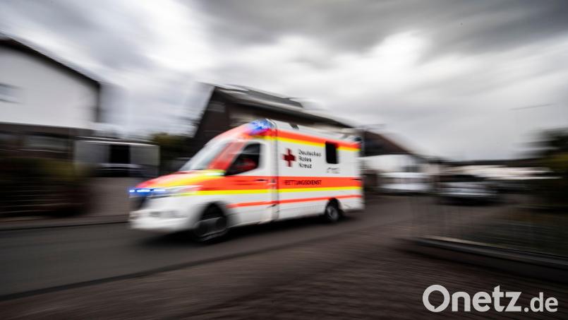 Nachdem zwei Männer mit dem Fahrrad zusammengestoßen sind, mussten beiden mit dem Rettungswagen ins Krankenhaus gebracht werden Symbolbild: Boris Roessler