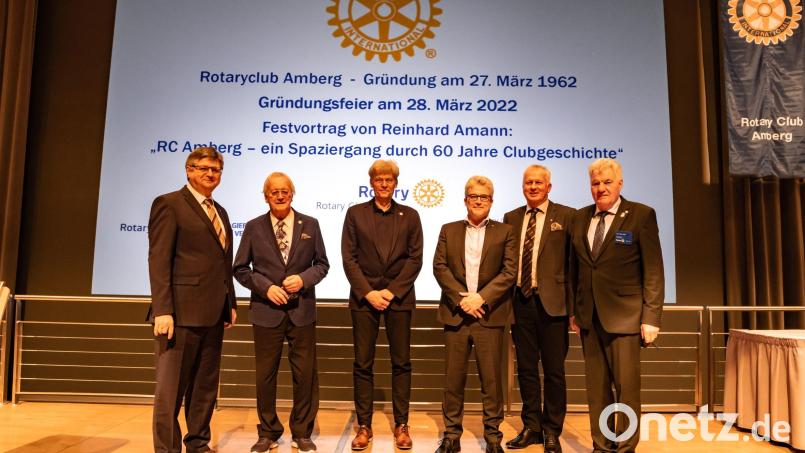 Präsident Karlhermann Schötz (links) ehrt Gerhard Lindner (Zweiter von links) und Fritz Grimm (Dritter von links). Es gratulieren (weiter von links) Past-Präsident Klaus Horn, Incoming-Präsident Heinz Schlosser und Governor Reinhard Höpfl. Bild: Tobias Riedl/exb
