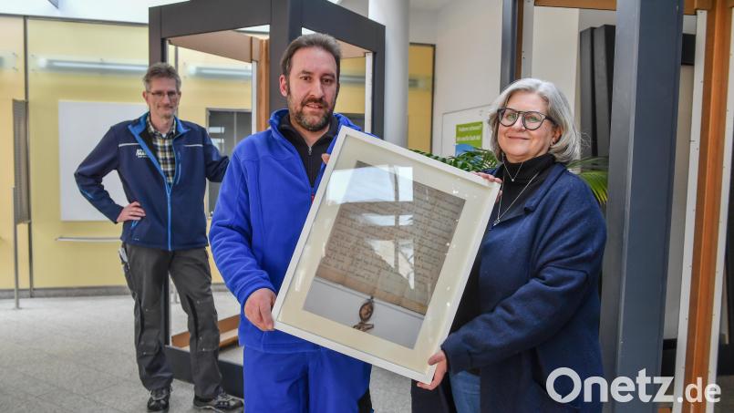 Wesentliche Themen sollen bei der Ausstellung auf eigenen Tafeln dargestellt werden, erklärt Stadtarchivarin Edith Kalbskopf (rechts). Sie bereitet die Schau in der ehemaligen Brander Sparkasse mit Heimatforscher Martin Schreyer (vorne) und stellvertretendem Bauhofleiter Harald Kolitsch vor. Bild: Florian Miedl/fph