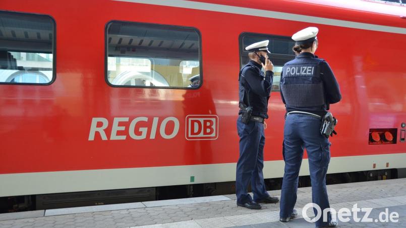 Ein Ausflug der sich gelohnt hat - Einer bedroht Fahrgäste im Zug, der andere ist schwer bewaffnet. Beide müssen sich jetzt verantworten. Symbolbild:  Bundespolizei