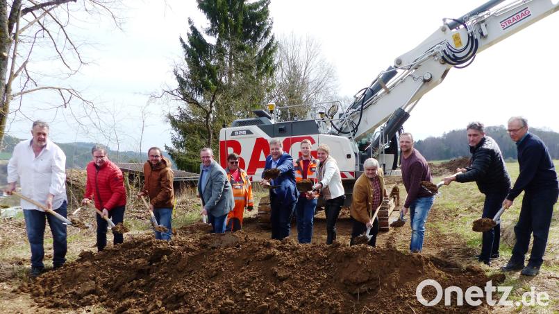 Der obligatorische erste Spatenstich für das neue Baugebiet Kastl-Süd II am Beginn der neuen Erschließungsstraße (von links): Alwin Raab, Erwin Schall und Georg Rumpler von der Planungsfirma Renner und Hartmann, Zweiter Bürgermeister Andreas Otterbein, Polier Fritz Kreupl, Bürgermeister Stefan Braun, Bauleiter Felix Grundner, Monika Breunig, Dritter Bürgermeister Gernot Meier, Michael Schraml, Hermann Holzer von der Strabag und Freddy Leberkern von der KFB Baumanagement.. Bild: jp