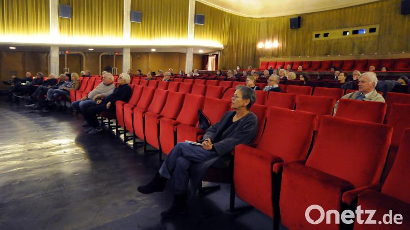 Zum ersten Bürgerforum der IG Menschengerechte Stadt zum Bürgerspital-Areal im Ring-Theater kamen rund 60 Leute. Nun soll die Veranstaltungsreihe fortgesetzt werden. Am Freitagabend hält Stadtplanerin Melanie Hierl einen Vortrag. Archivbild: Stephan Huber