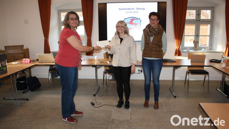 1500 Euro aus dem Verkauf alten Kindergarteninventars übergab Bürgermeisterin Carmen Pepiuk (links) an die Kindertagesstätten-Elternbeirätinnen Kerstin Hörl und Elisabeth Merker (von rechts). Das Geld ist für die Ausstattung des Turnraums im Neubau bestimmt. Bild: bjp