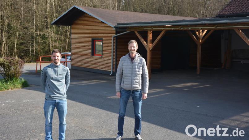 Ein neues Dach braucht ein Nebengebäude (im Hintergrund) beim Sportheim des SV Steinmühle. SV-Vorsitzender Stephan Andörfer (rechts) und Tobias Santl hoffen auf die Umsetzung des Projekts mit Hilfe einer Crowdfunding-Aktion. Bild: jr