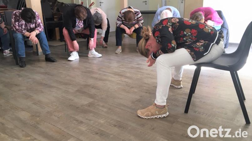 Die Teilnehmer der Waldthurner Neun2727-Reihe lassen unter der Anleitung von Andrea C. Blank (vorne rechts) ihren Kopf hängen, was ideal für die Durchblutung ist. Bild: fvo