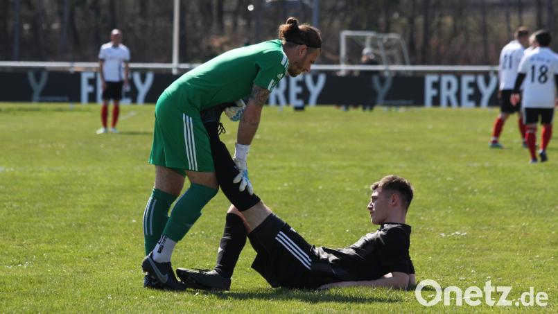 Titelkampf statt Titelkrampf heißt es für den TSV Konnersreuth in den nächsten Wochen. Auch wenn sich Tobias Rosner (rechts) beim Sieg in Selb komplett verausgabte und "medizinische" Hilfe seines Torhüters Fabian Scharnagl in Anspruch nehmen musste. Bild: Andreas Pöhner