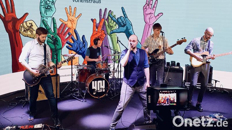 Die fünf Musiker der Alternative-Indie-Rock-Band „404 Whizzkids“ aus Vohenstrauß haben für das Online-Demokratie-Festival die Stücke „Golden Tower“ und „Song For One“ beigesteuert. Bild: Dominik Schelter/Musikinitiative Vohenstrauß/exb