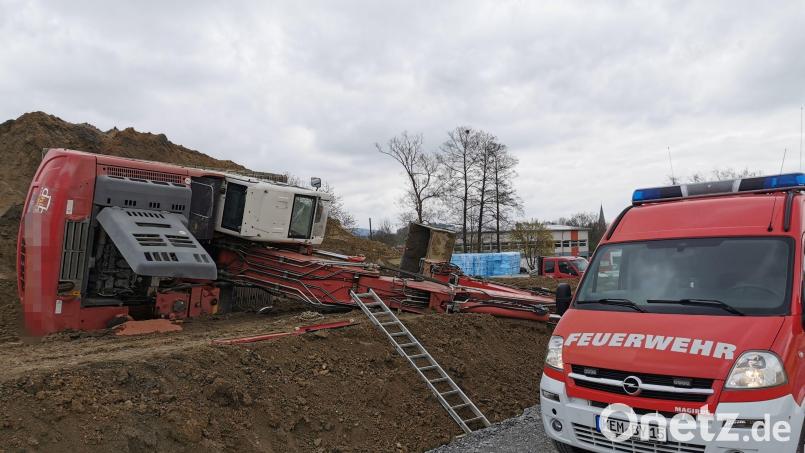 Auf einer Baustelle in Kemnath ist am Donnerstag ein Bagger umgestürzt. Der Baggerfahrer wurde dabei verletzt. Bild: mde