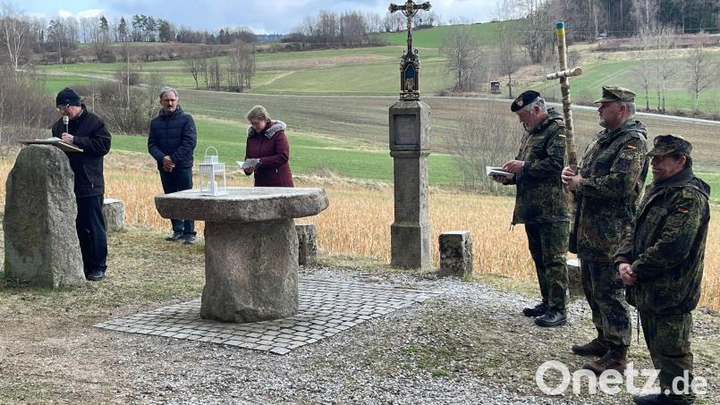 An der Wallfahrtskapelle Schönbuchen beteten die Teilnehmer des Friedensmarsches mit Pfarrer Eugen Wismeth (links). Bild: dl