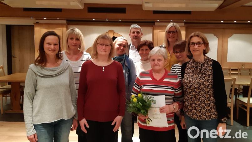 Vorstandswahlen und eine Jubilarehrung standen bei den Gartlern in Högen an. Vorne von links Daniela Sichardt, Petra Müller, die für 40 Jahre Mitgliedschaft geehrte Rosa Haas, Vorsitzende Birgit Schmidt; zweite Reihe, von links, Claudia Schmid, Irene Wisgickl, Rita Schmid und Susanne Herrmann; hinten, von links Bürgermeister Reiner Pickel und Daniela Dotzler. Bild: Birgit Schmidt/exb
