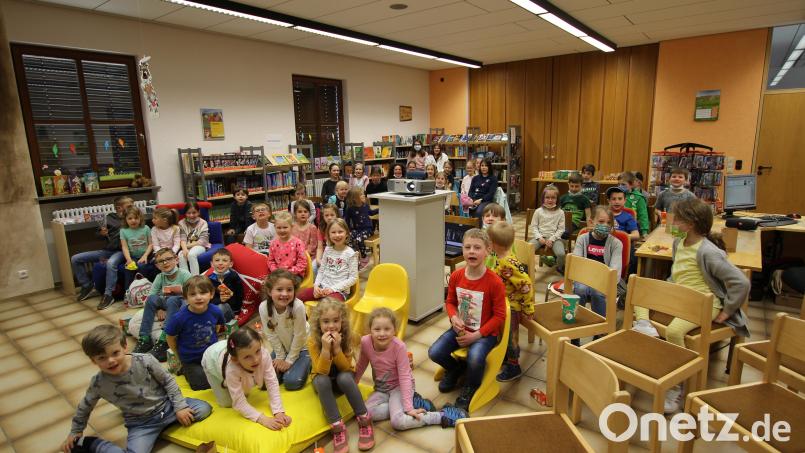 Fast 50 Kinder aus Flossenbürg und Floß haben in der Bücherei den Film &quot;Die Schule der magischen Tiere&quot; gesehen. Bild: exb/Bücherei Flossenbürg