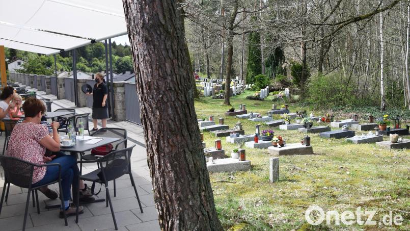 Friedhöfe werden immer mehr auch zu sozialen Treffpunkten: Auch in Weiden ist eine Art Café oder Sitzgruppe im Gespräch. Ähnlich wie bei dieser Visualisierung könnte ein Treffpunkt am Waldfriedhof dann aussehen (links das Museumscafé Flossenbürg). Bildmontage: Oberpfalz-Medien (Bilder: fz/gsb)