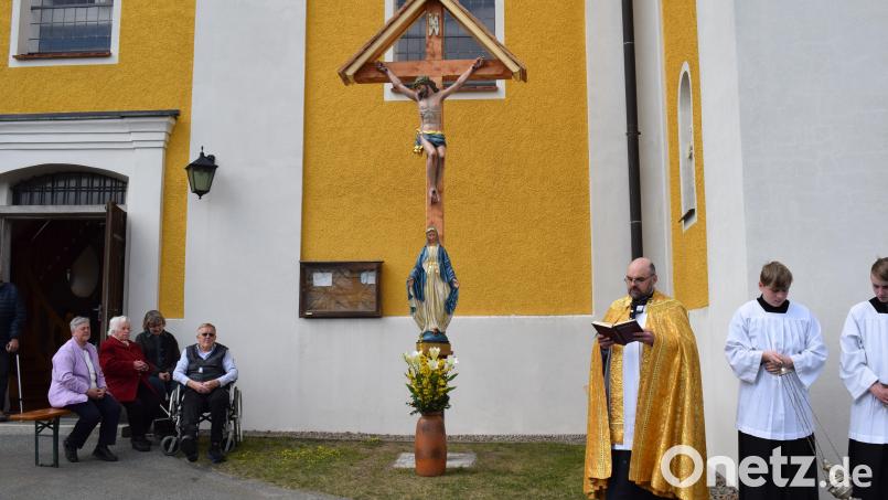 Alois Meller (Vierter von links) hat sein Gelübde erfüllt. Das neue Kreuz fand an der Wallfahrtskirche in Söllitz seinen Platz. Pfarrer Hans Spitzhirn erteilte dem Kreuz den kirchlichen Segen. Bild: bnr
