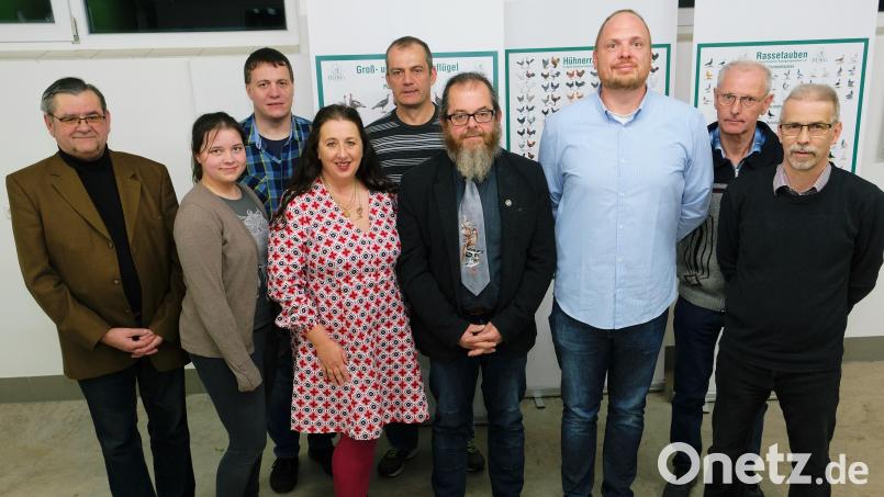 Zum Teil mit neuer Besetzung aber mit Werner Kennel (Vierter von rechts) als alten und neuen Vorsitzenden geht die Führungsmannschaft des Kleintierzuchtvereins Eschenbach in die Zukunft. Bild: do