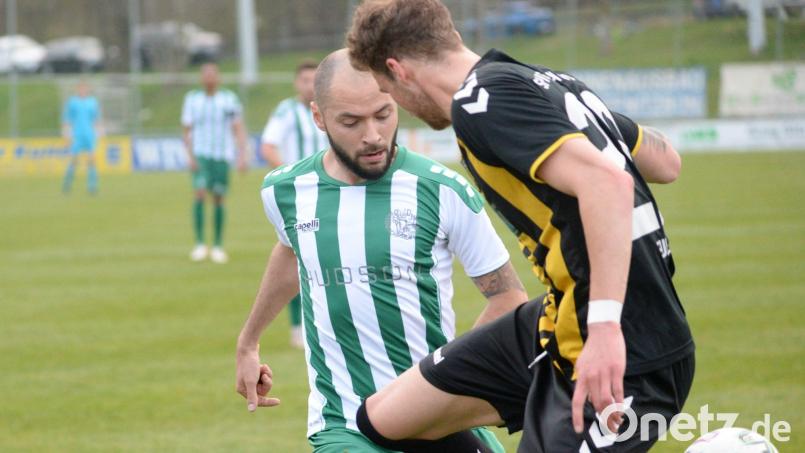 Einen schmerzhaften Tritt bekommt der Gebenbacher Nico Becker (links) in diesem Zweikampf ab. Sein Gegenspieler Tom Feulner (rechts) traf kurz nach der Pause auch ins Tor – zum Siegtreffer für Bayern Hof. Bild: Andreas Brückmann