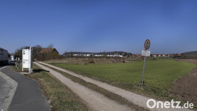 Porsche interessiert sich für ein Grundstück am Amberger Ortseingang. Im Kreuzungsbereich von B85 und AM30 soll ein neues Gewerbegebiet entstehen. Hier will sich neben Porsche auch noch ein zweites Autohaus ansiedeln. Bild: Hartl