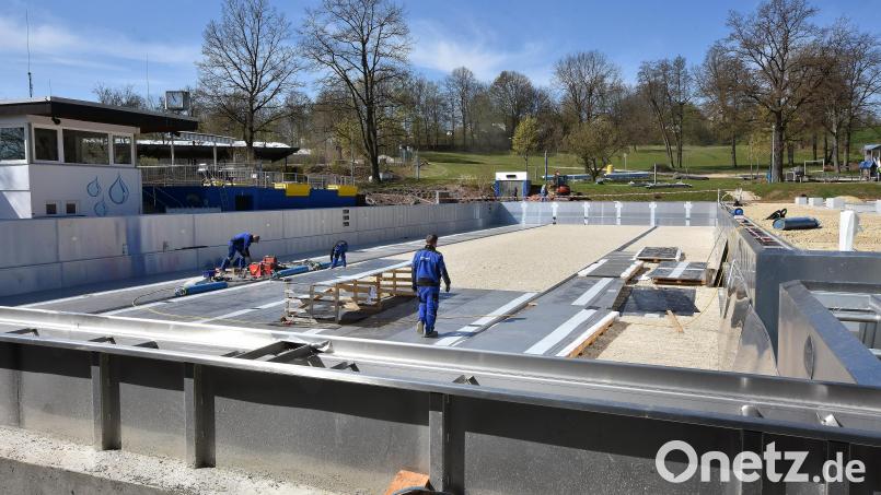 Der Blick auf das Schwimmerbecken im Waldbad zeigt: Es ist noch viel zu tun. Die Arbeiter sind gerade dabei, die großflächigen Bodenbleche miteinander zu verschweißen. Bild: Stephan Huber