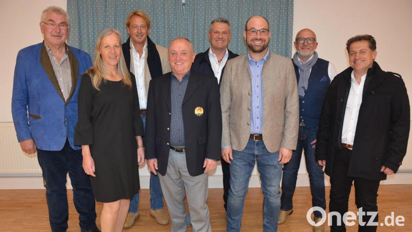 Die Führungsspitze des Golfclubs Stiftland mit (von links) Robert Kutzer, Elke Höhn, Matthew Gatrall, Präsident Herbert Bäuml, Andreas Graf, Vizepräsident Johannes Kirchner, Raimund Fischer und Alexander Hofmann. Bild: jr