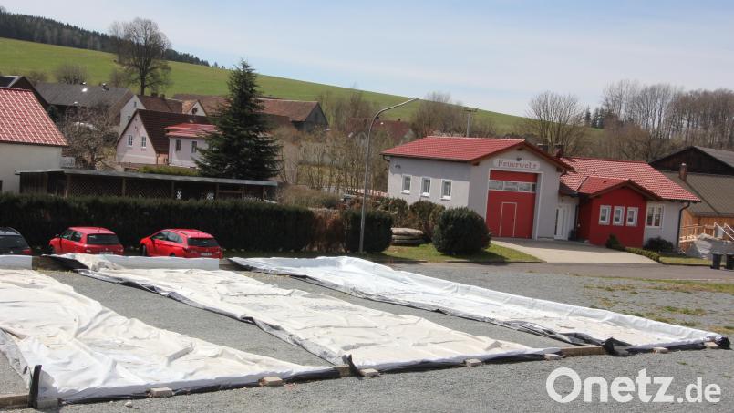 Gesprächsbedarf gab es in Sachen Gestaltung des Wirtsbauern-Areal und dem Straßenzug beim Feuerwehrhaus in Großkonreuth (Bild). Mit den drei Bäumen, wie sie sich Kreisfachberater Harald Schlöger wünscht, war das Gremium nicht einverstanden. Bei einem Vor-Ort-Termin sollen Möglichkeiten diskutiert werden. Bild: kro