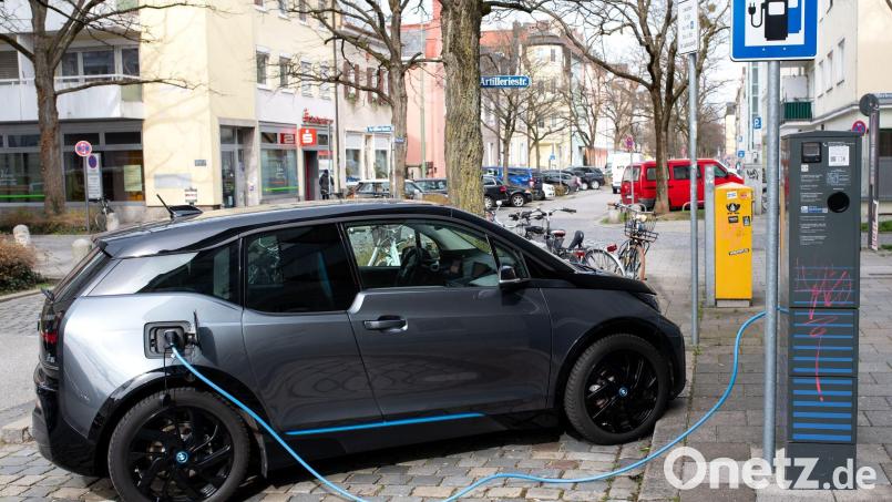 Ein Elektroauto wird an einer Ladesäule geladen. Symbolbild: Sven Hoppe/dpa