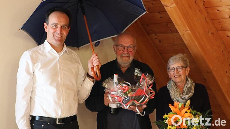 Rückzug nach 20 Jahren: (von links) Bürgermeister Hans-Jürgen Strehl verabschiedet Rudi Gruber aus dem Gemeinderat und überreicht dessen Ehefrau Renate Siegert einen Blumenstrauß. Bild: dhi