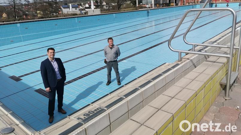 Bürgermeister Rudolf Teplitzky (links) und Bademeister Reinhard Klein besprechen Sanierungspläne für das Freibad Oberviechtach. Bild: Portner