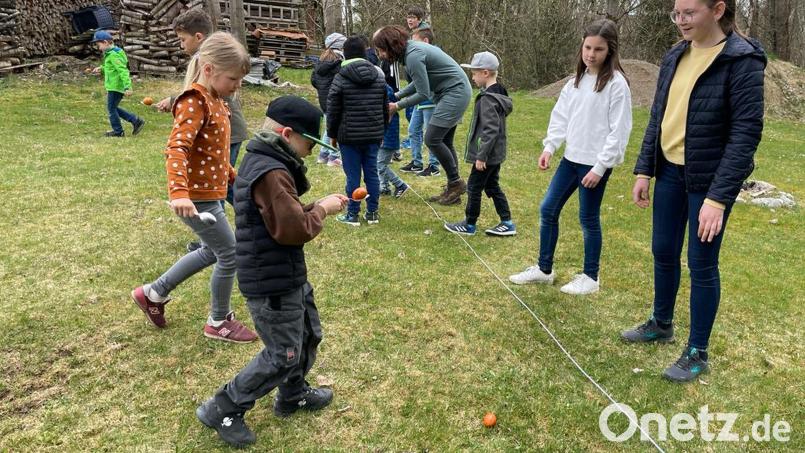 Viel Spaß machte den Kindern der Eierlauf, der vorwärts, rückwärts und auch hüpfend bewältigt werden musste. Bild: gi