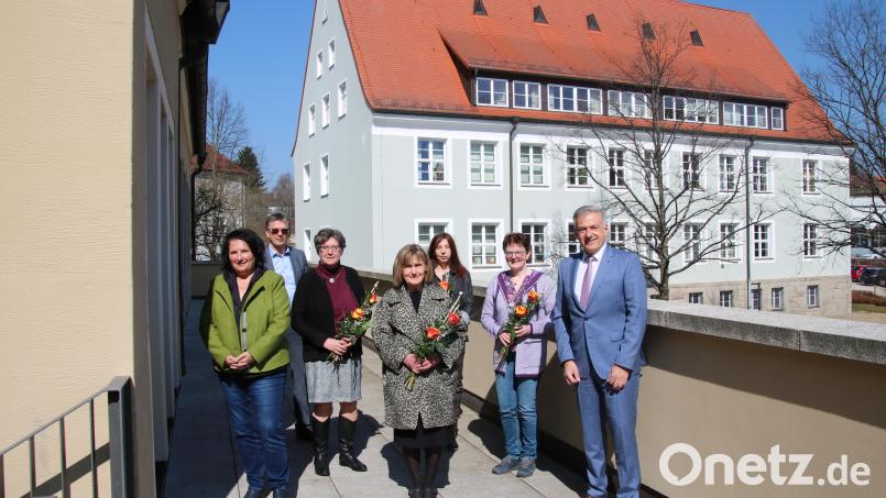 Landrat, Personalrat und Personalverwaltung verabschiedeten die vier scheidenden Beschäftigten: (von rechts) Landrat Roland Grillmeier, Birgit Meier, Angelika Sommer, Margot Konrad, Anna Schicker, Personalchef Walter Brucker und Personalratsvorsitzende Ramona Wiesent. Bild: Claus Oberndorfer/Landratsamt Tirschenreuth/exb