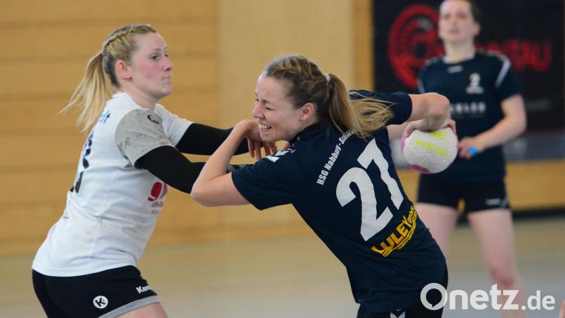 Carina Czichon (rechts) und die Handballerinnen der HSG Nabburg-Schwarzenfeld verabschieden sich am Samstag mit einem Gastspiel beim SC 04 Schwabach aus der Landesliga. Archivbild: mhs