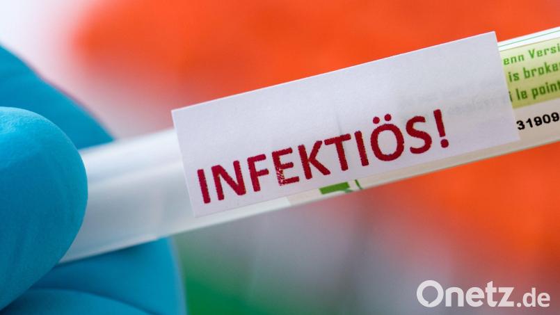 Eine Probe für einen Corona-Test in einem Diagnostik-Labor. Symbolbild: Hendrik Schmidt/dpa