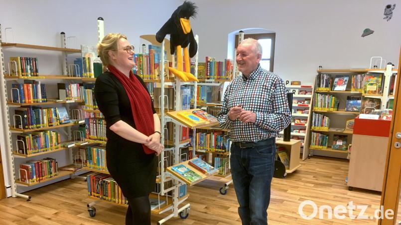 Die neue Leiterin der Landesfachstelle für Bibliotheken des Sankt Michaelsbundes, Claudia Maria Pecher, wird in der Gemeindebücherei Kastl von deren Leiter Georg Dürr empfangen. Bild: Otterbein/exb
