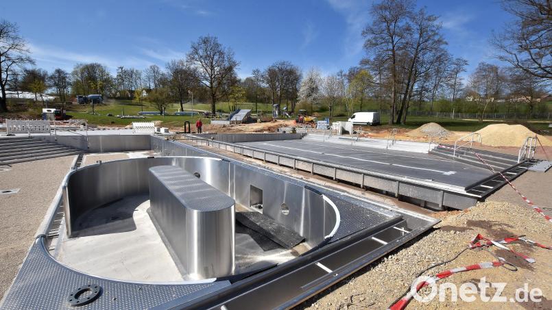 Die künftige Zweiteilung des Nichtschwimmerbeckens in ein Lehrschwimm- (hinterer Teil) und ein Aquafit-Becken ist bereits gut zu erkennen. Doch genau wie am Schwimmerbecken ist im Umfeld noch viel zu tun – unter anderem Pflasterarbeiten. Bild: Stephan Huber