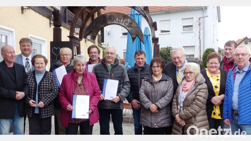 Der VdK-Ortsverband Kastl ehrt treue Mitglieder (von links): Armin Kreiner, Bürgermeister Stefan Braun, Kreisvorsitzende Marianne Kies-Baldasty, Alois Gradl, Cornelia Biller, Manfred Donhauser, Georg Gradl, Siegfried Wittmann, Gabriele Angermann, Hermann Kucharski, Ingrid Ströbl, Hedwig Öchsl, Hubert Kerschensteiner und Josef Pirzer. Bild: jp